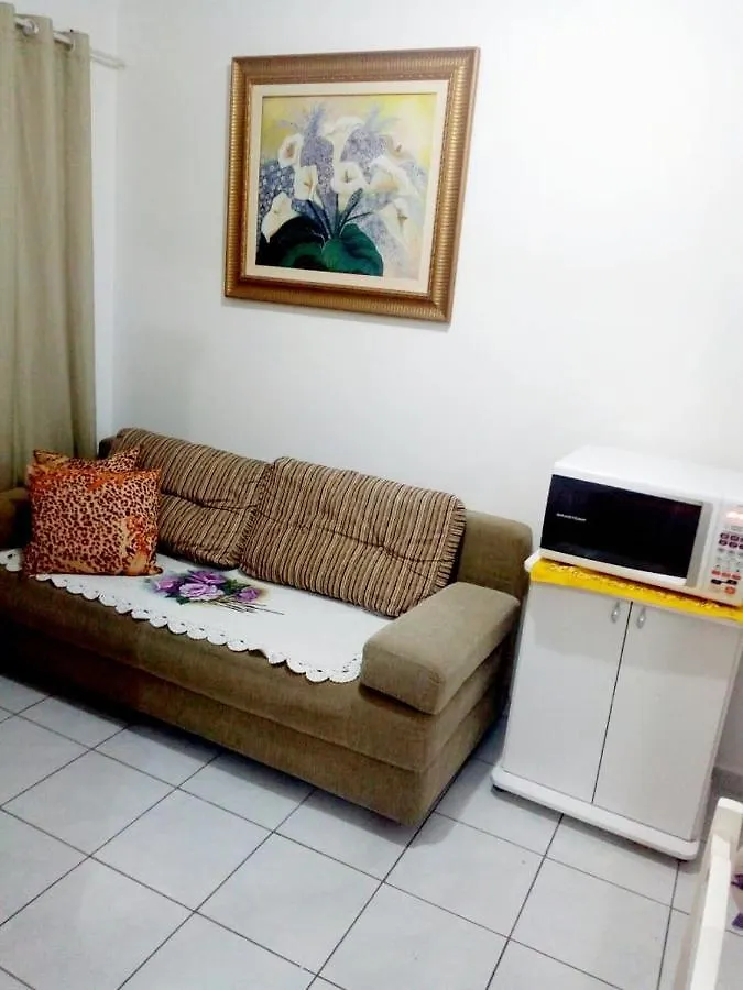 APARTAMENTO 10 min de CRICIUMA em IÇARA-SC - 30 min das LAGOAS - Ar Condicionado 3 split - Cozinha - Banheiro - Garagem coberta e Wi-Fi - Acomoda até 6 pessoas - Anfitriã Superhost no BnB