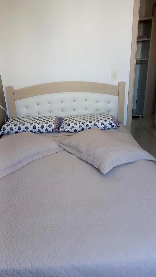APARTAMENTO 10 min de CRICIUMA em IÇARA-SC - 30 min das LAGOAS - Ar Condicionado 3 split - Cozinha - Banheiro - Garagem coberta e Wi-Fi - Acomoda até 6 pessoas - Anfitriã Superhost no BnB Brasil