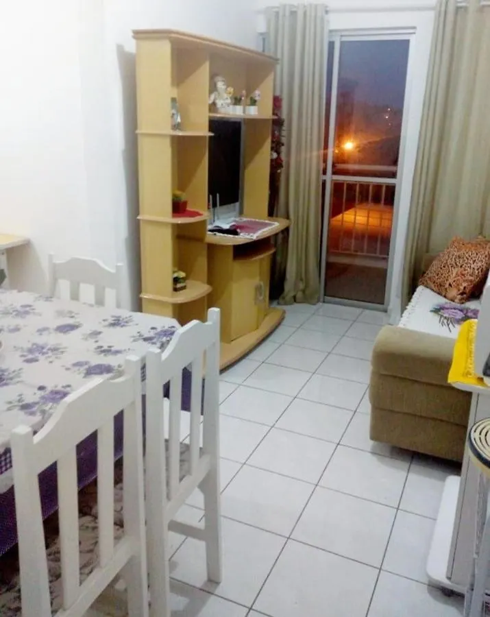 APARTAMENTO 10 min de CRICIUMA em IÇARA-SC - 30 min das LAGOAS - Ar Condicionado 3 split - Cozinha - Banheiro - Garagem coberta e Wi-Fi - Acomoda até 6 pessoas - Anfitriã Superhost no BnB
